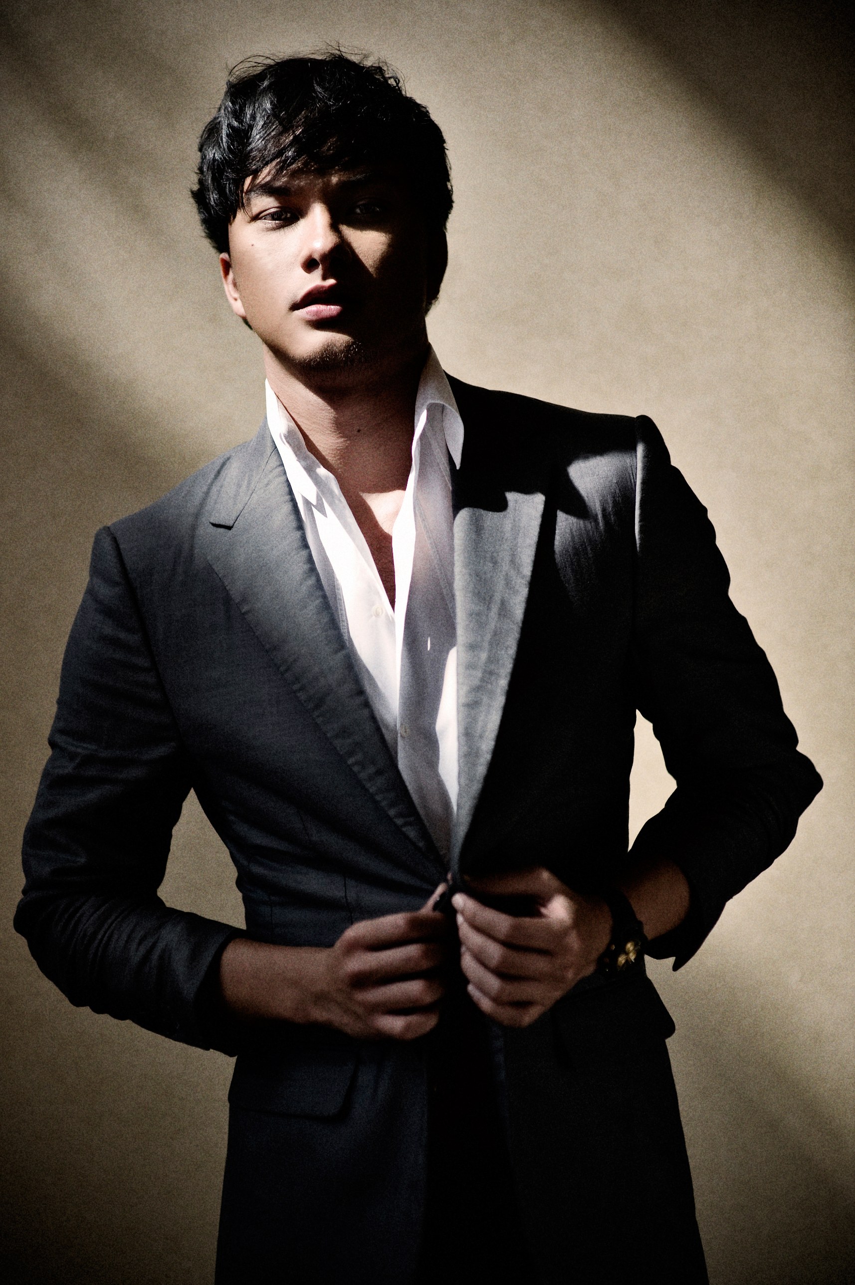 nick_RITZ_GRAYSUIT_1